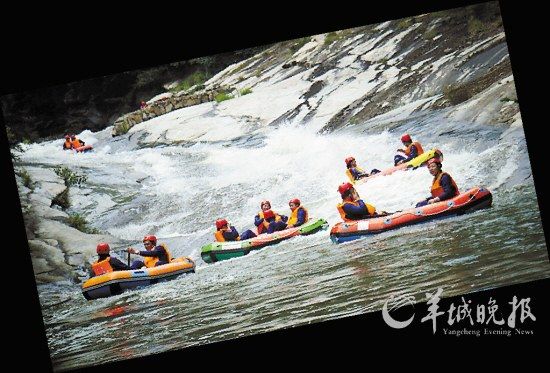 　　湖北紅安縣,游客在對天河漂流。