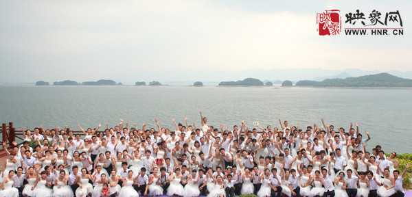初夏喜宴八方客,千島笑迎粉佳人。