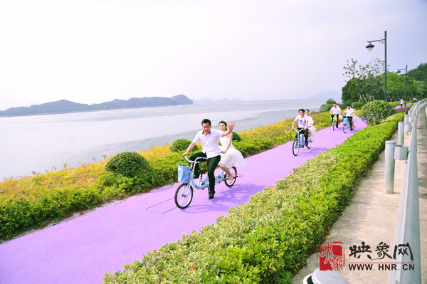 初夏喜宴八方客,千島笑迎粉佳人。