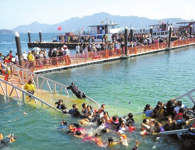 昨天，廬山西海景區(qū)過橋塌陷，致十?dāng)?shù)名游客落水。圖/東方IC