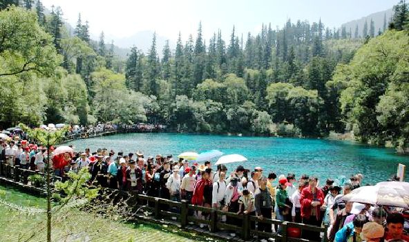 十一黃金周4000多名游客滯留景區(qū) 十一黃金周4000多名游客滯留景區(qū)