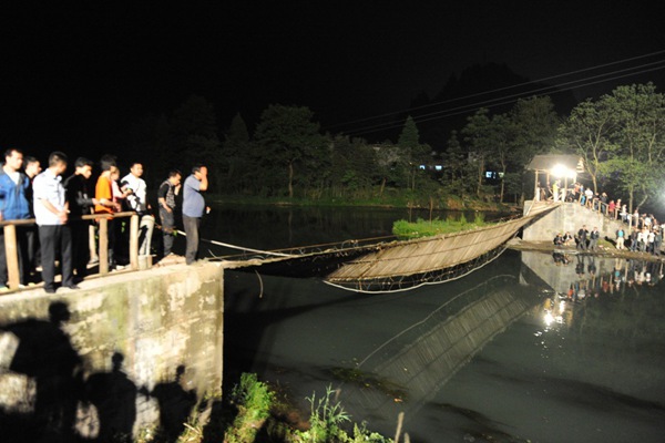 鳳凰古城經(jīng)歷塌橋驚魂 鳳凰古城經(jīng)歷塌橋驚魂