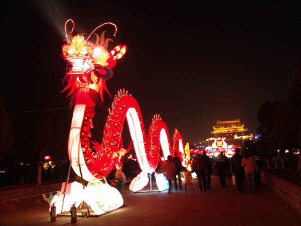 2014年中國(guó)·開封龍亭大型迎春燈會(huì)璀璨開幕