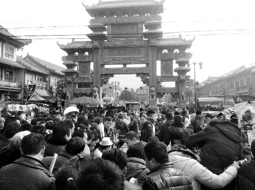 比春運(yùn)更擠的地方是?？h廟會(組圖)