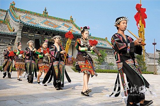 山東臺兒莊古城內(nèi)，來自外地的演員表演蘆笙舞 王建華 攝