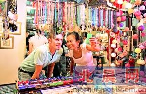 更多的購物樂趣要在夜市、跳蚤市場(chǎng)中慢慢發(fā)掘。