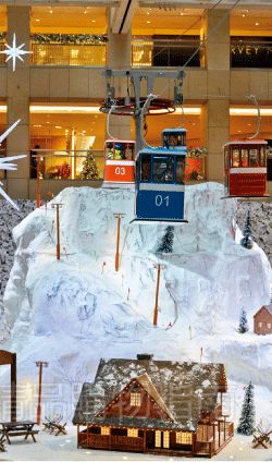 為了別出心裁,商場(chǎng)不惜花重金在商場(chǎng)里打造冰雪世界。