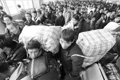　　火車站人滿為患。新華社發(fā)