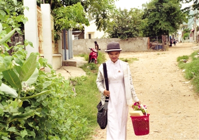 美奈漁村內(nèi),放學(xué)歸來(lái)的女學(xué)生。　拍者　談海敏