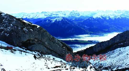  齒軌火車在皮拉圖斯山上穿行，如同紅色的龍?jiān)谏街杏芜? complete=