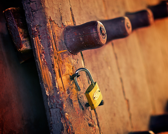 木門斑駁、銅鎖閑掛