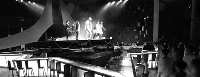 　　晚上的clubmed里有各種歡樂演出?！? oldsrc=