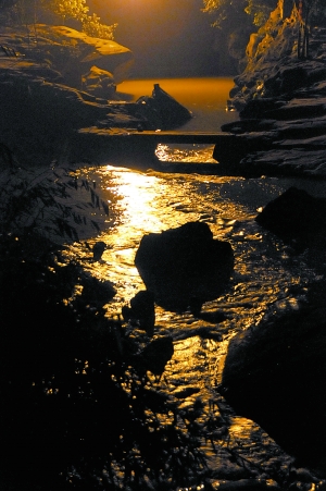 　　夜幕下古鎮(zhèn)江邊?！? complete=