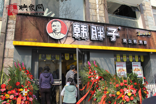 　　“韓胖子”千只茶香雞茶香鴨捐贈環(huán)衛(wèi)工人、農(nóng)民工學(xué)子和鄭州市社會福利院。