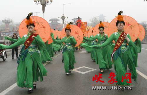 　　3月30日上午,開封市舉行2013中國(開封)清明文化節(jié)踏春巡游活動?！?　　