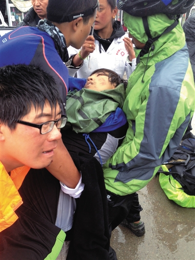 事發(fā)后,有驢友幫忙救治李翔(中)。驢友供圖
