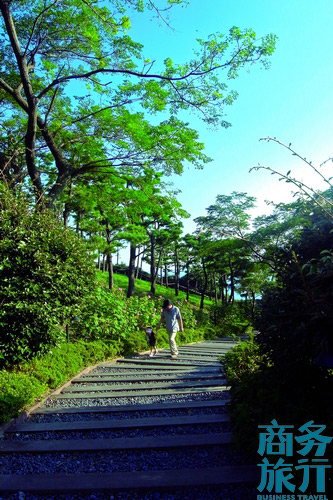 很多父母會帶著孩子在步行道漫步。