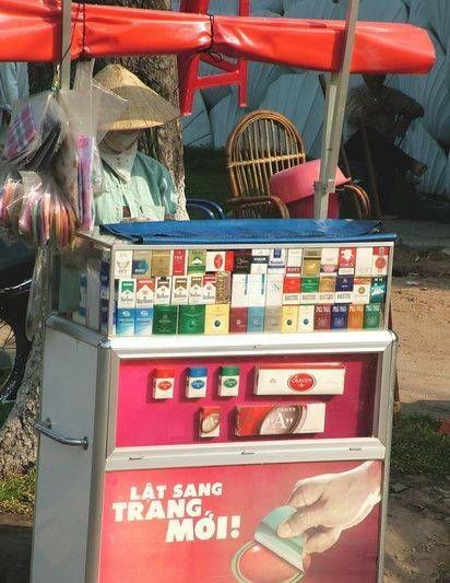 　煙攤，越南街頭隨處都是這樣的流動小攤。