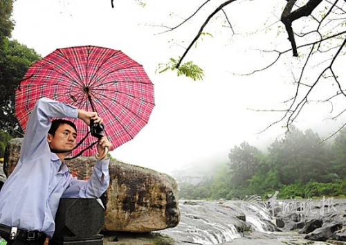 九鯉湖景區(qū)大霧籠罩,霧中美景若隱若現(xiàn),宛如人間仙境。
