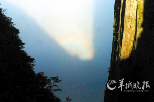 武功山四絕之一的“云海佛光”在大雨過后出現(xiàn)。