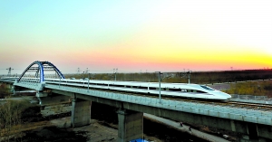 　　京廣高鐵連通南北大動脈。