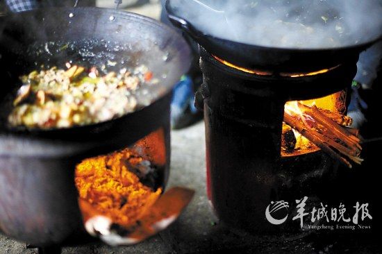 　　吃幾頓土家飯,喝幾杯土家酒,嘗幾塊土家肉。