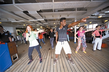 　　游客在“海娜號”郵輪甲板上共舞。