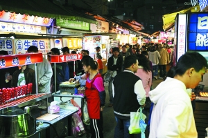 　　品味臺灣,又怎能錯過那些親民夜市。