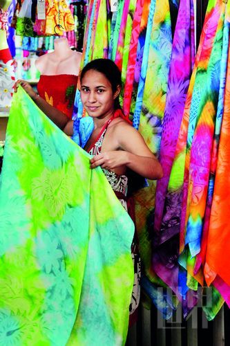 　　Pareo,這一幅幅有著漂亮圖案、色彩繽紛的布,是大溪地人最美的衣