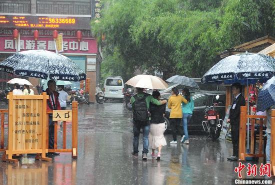 圖為“五一”小長(zhǎng)假首日門票檢查仍偏松。楊華峰 攝