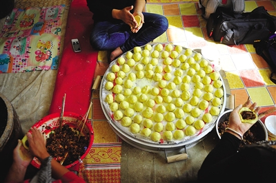 黃老漢一家正在制作黃饃饃。