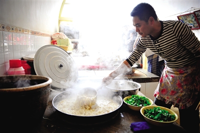 榆林的羊雜湯總是要加上大量的粉條。