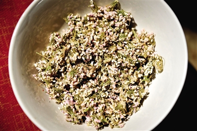 作為香料的扎蒙是一種陜北常見的細碎野花。