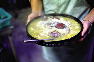 酸菜燉血腸是長白山一帶常見的菜品,有著東北地區(qū)典型的質(zhì)樸、實在的風格。