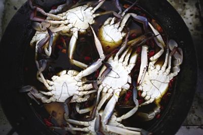 青蟹需用鹽水腌漬8個小時。