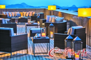 露臺(tái)能觀賞美麗山色。