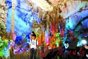 五光十色的封開龍山溶洞步移景換,令人贊嘆。