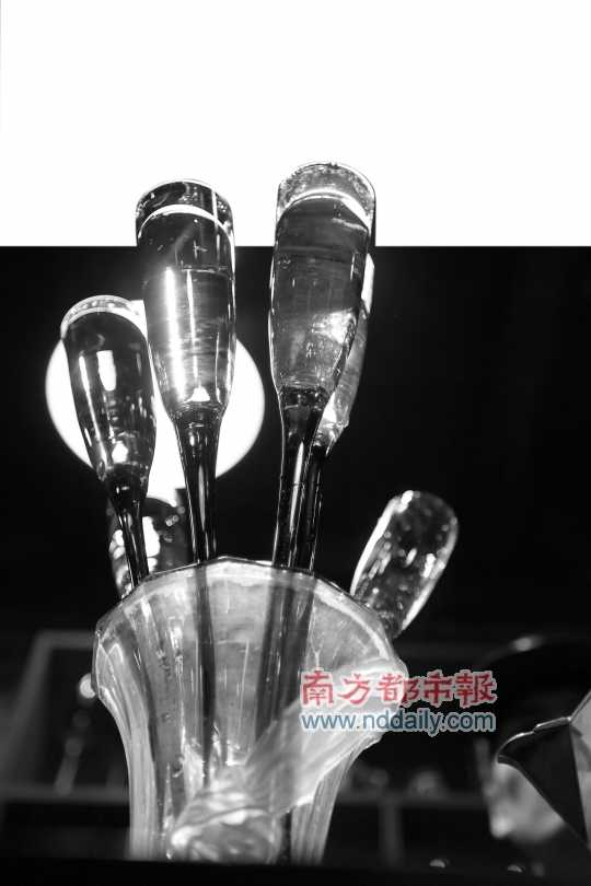 調(diào)制好的雞尾酒倒在造型奇特的玻璃杯中。