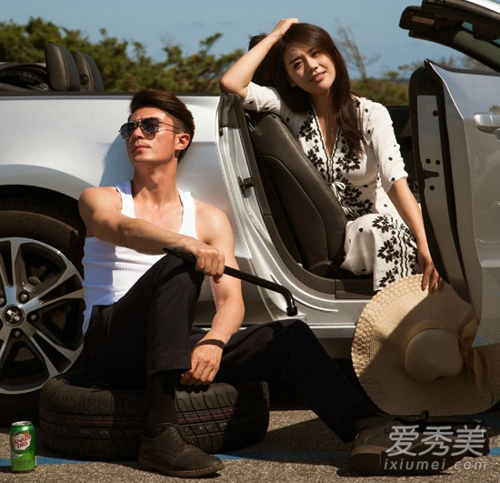 白色連衣裙配黑色花紋，個(gè)性優(yōu)雅