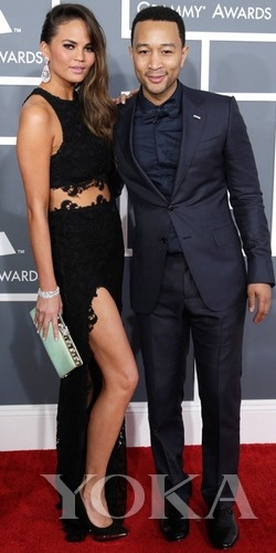 約翰·傳奇和女友Chrissy Teigen，Chrissy身穿Joy Cioci