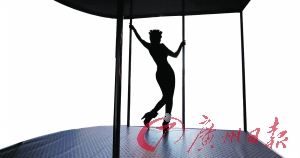 淋病是人類特有的疾病之一，性接觸是主要傳染形式。圖為美國一名性工作者在跳鋼管舞。