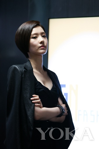 申映畫是極具事業(yè)心的富家小姐，造型簡(jiǎn)約干練，面料質(zhì)地上乘