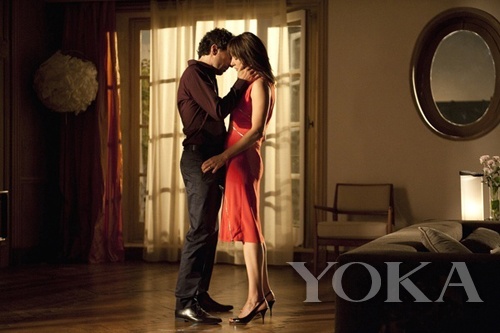 基本款用漿果色散發(fā)女人味，腰間的獨(dú)特設(shè)計(jì)更添風(fēng)情