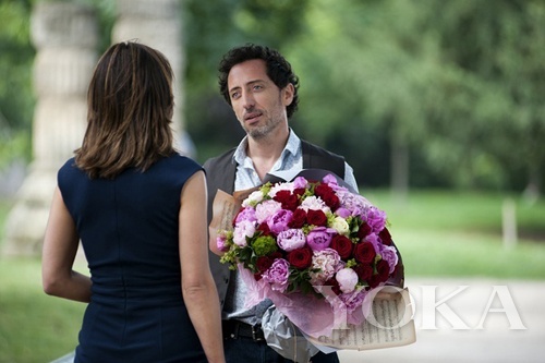 背影的完美同樣重要，衣服上的橫紋說(shuō)明太緊繃、手肘處的橫紋說(shuō)明肌質(zhì)老化。