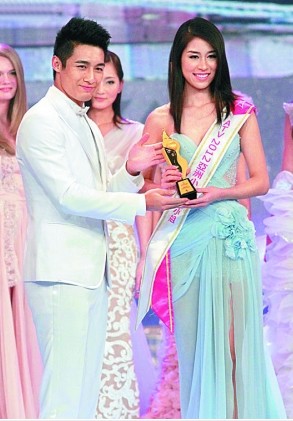 翟威廉負(fù)責(zé)頒獎給"友誼小姐"倪淑君