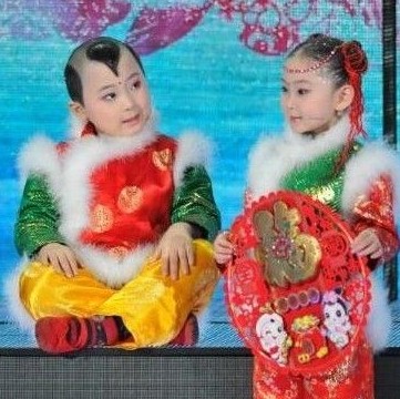 鄧?guó)Q賀(左)在春晚上。