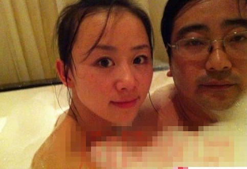 女主播紀某與國家檔案局官員范某。