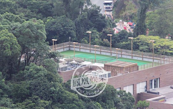 林青霞1994年6月29日嫁給香港商人邢李源，淡出影壇。林青霞婚后樂于相夫教女，其丈夫于2010年退