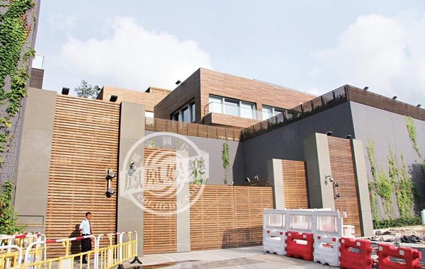 林青霞獲老公贈(zèng)價(jià)值9億多“皇宮”，圖為林青霞豪宅大門口。