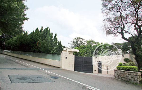 豪宅大門口。